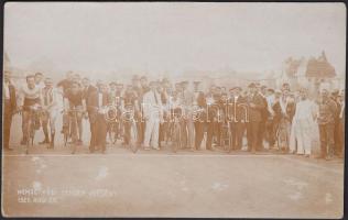 1921. augusztus 20. Varga fotó: Nemzetközi tendem kerékpár verseny résztvevői a rajtvonalnál, fotólap feliratozva, 9x14 cm