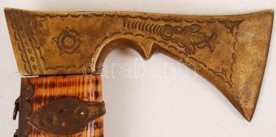 Díszített fa fokos bot,réz fejjel és szerlékekkel, Tatry fém jelvénnyel, h:90 cm