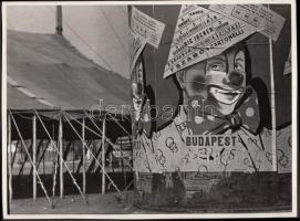 cca 1960 Megjött a cirkusz, jelzetlen vintage fotóművészeti alkotás, 17x23 cm