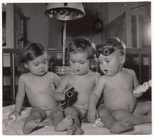 cca 1960-1970 Kotnyek Antal (1921-1990): Baba szolárium, jelzetlen vintage fotó, a szerző hagyatékából, sarka törésvonalak miatt megerősítve, 11,5x13 cm