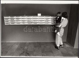 1986 Horváth Péter(1945-): Udvaros Dorottya a lépcsőházban, feliratozva, publikálva a Képes 7-ben, 18x24 cm