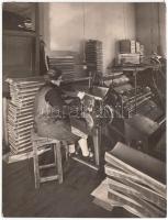 cca 1920-1930 Könyvkötő műhelyben, vintage szociofotó, 19x15 cm