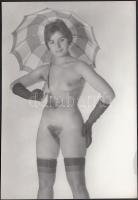 cca 1960-1970 Előrelátó készülődés a vasárnapi randira, finoman erotikus műtermi fotó, 18x12 cm / cca 1960-1970 Erotic photo, 18x12 cm