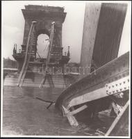 1945-1946 A németek által felrobbantott Lánchíd maradványai, későbbi nagyítás, jelzetlen, 18x17 cm