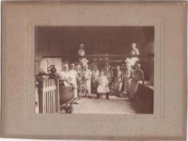 cca 1920 Pékműhely a mesterrel, segédekkel és inasokkal, képméret 12x16 cm, karton 19x25 cm