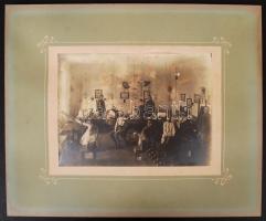 cca 1916-1918 Sebesült katonák rehabilitációs kezelése, a kép enyhén foltos, képméret 15x21 cm, karton 30x36 cm