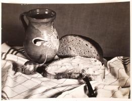 cca 1950 Medgyesi László: Új kenyér, feliratozott vintage fotóművészeti alkotás a szerző hagyatékából, 24x32 cm