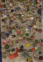 430db főleg klf modern külföldi jelvény, nagyon kevés duplával T:1,2