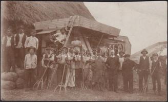 cca 1910 Mezőgazdasági munkások cséplőgéppel, fotóképeslap, 8x14 cm