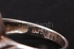 Régi ezüst (Ag.) gyűrű, szintetikus kővel, jelzett, mérete: 49 bruttó: 3.6 g