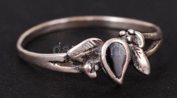 Régi ezüst (Ag.) gyűrű, szintetikus kővel, jelzett, mérete: 54 bruttó: 1.1 g