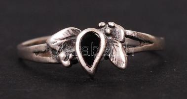 Régi ezüst (Ag.) gyűrű, szintetikus kővel, jelzett, mérete: 54 bruttó: 1.1 g
