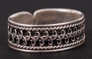 Régi ezüst (Ag.) medál és gyűrű, jelzett, összesen nettó: 3.2 g