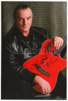 Tátrai Tibor zenész aláírása az őt ábrázoló fotón