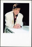 Fenyő Miklós zenész aláírása az őt ábrázoló fotón