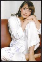 Farkasházi Réka aláírása az őt ábrázoló fotón