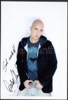 Dobrády Ákos aláírása az őt ábrázoló fotón