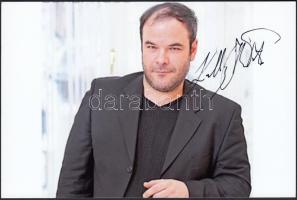 Kálloy Molnár Péter aláírása az őt ábrázoló fotón