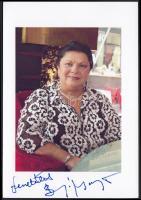 Bangó Margit aláírása az őt ábrázoló fotón