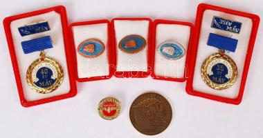 ~1970-1980. "Magyar Államvasutak Szolgálatáért" 10 év (2x) és 20 év után  + "Szolgálati Emlékérem" 35 és 40 év után törzsgárda jelvények tokban + "Kiváló Szocialista Brigád+ jelvény +  Bognár György (1944-) 1996. "Magyar Vasút - 150 Éve Európában, PEST-BUDA" Br emlékérem (42,5mm) T:2