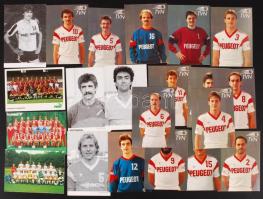 cca 1980-1990 Német csapatok játékosait ábrázoló képeslapok, egy részükön aláírásokkal, 62 db