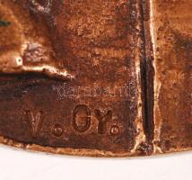 Várhelyi György (1942-): Festőállvány a kályha mellett. Bronz plakett, jelzett, d:8 cm