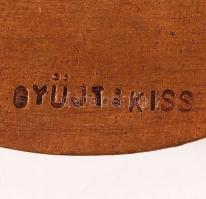 Várhelyi György (1942-): Festőállvány a kályha mellett. Bronz plakett, jelzett, d:8 cm