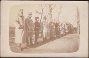 1915 Tisztek magas rangú küldöttség fogadásán fotólap / Officers waiting for high-ranking official