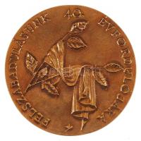 K.O. monogrammal: Felszabadulásunk 40. évfordulójára. Bronz plakett, jelzett, d:9,5 cm