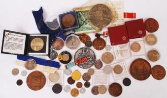 Vegyes numizmatika tétel kis dobozban fémpénzekkel, emlékérmékkel, kitűzőkkel és bankjegyekkel T:vegyes