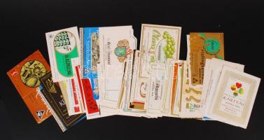 141 db magyar borcímke és 5 db pezsgő címke (Kártyás asztali bor, Móri muskotály, Kiskőrösi olaszriz...