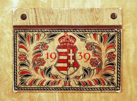 1939 Bp., M. Kir. Külkereskedelmi Hivatal által kiadott asztali naptár, hátulján címeres táblácskáva...