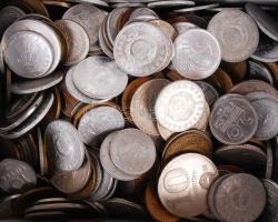 Vegyes magyar és külföldi fémpénz 1,3kg-os súlyban, dobozban T:vegyes