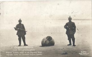 Englische Seemine von deutschen Soldaten bewacht / English sea mine guarded by German soldiers