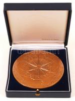 Daniel Ponce (1933-): Republique Francaise. Bronz plakett, kétoldalas, jelzett, dísztokban, d:10 cm ...