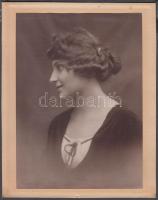 cca 1920 Engel Lili színésznőt ábrázoló fotó kartonra kasírozva, 16x22 cm