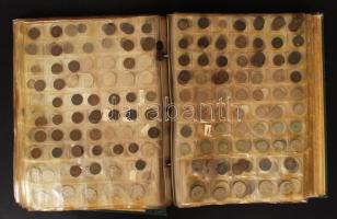 Több száz darabból álló vegyes magyar és külföldi fémpénz gyűjtemény albumba rendezve, benne több mi...