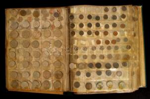 Több száz darabból álló vegyes magyar és külföldi fémpénz gyűjtemény albumba rendezve, benne több mi...