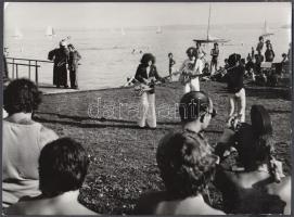 cca 1980 Bergendy zenekar a Balatonnál, 24x18 cm