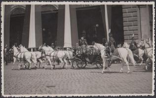 cca 1935 Borsay Color foto: Államfői fogat a Keleti Pályaudvar előtt, pecséttel jelzett fotóképeslap, hátoldalon feliratozva, 13x8 cm