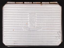 1848-1948 Fém cigarettatárca, benne különböző díszítésű cigarettákkal, tárca külsején 1848-1948 Magyar dohányjövedék felirattal