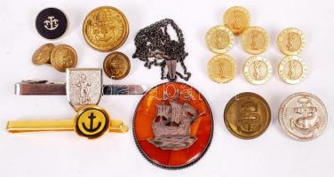 Horgonnyal díszített gombok, nyakkendőtűk, nyaklánc vitorlással díszítve