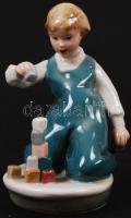 Játszó kisfiú, kézzel festett, jelzés nélkül, apró lepattanással, m:10 cm
