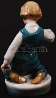 Játszó kisfiú, kézzel festett, jelzés nélkül, apró lepattanással, m:10 cm