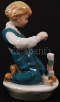 Játszó kisfiú, kézzel festett, jelzés nélkül, apró lepattanással, m:10 cm