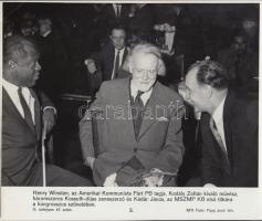 cca 1960 Kodály Zoltán zeneszerző Henry Winston és Kádár János társaságában, MTI Fotó, feliratozva, 24x21 cm