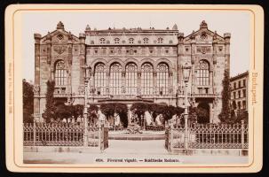 cca 1890 Budapest V. vigadó, Ifj. Remi Robert kioskja. Keményhátú Stengel fotó 17x11 cm