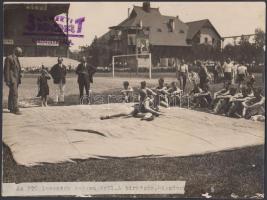 cca 1943 Leventék birkózó versenye Nemzeti Sport fotója. Pecséttel jelzett 19x14 cm