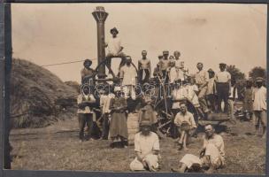 cca 1930 Vajdaság, Pacsér aratás traktorral fotó 12x8 cm