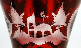 Gazdagon díszített üveg váza, gravírozott, több rétegű, hibátlan, m:18 cm